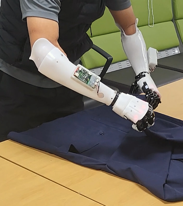 기계연 신민기 선임연구원 연구팀에서 개발한 로봇의수의 실증 시험을 진행하는 모습. 기계연 제공