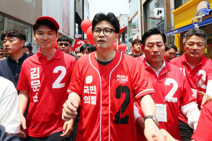제21대 대통령선거 사전투표 첫날인 29일 오후 광주 동구 충장로우체국 앞에서 국민의힘 한동훈 전 대표가 유세하고 있다. 연합뉴스