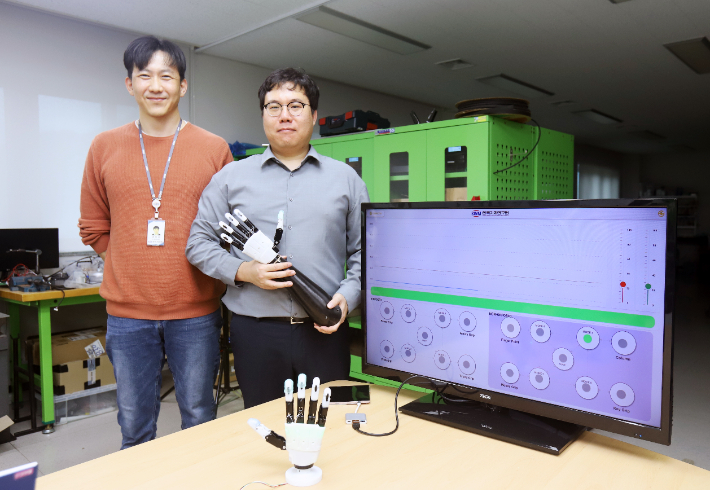 신민기 선임연구원(오른쪽)과 안보현 선임기술원. 기계연 제공