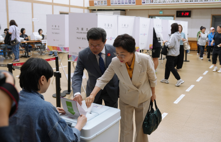 정인화 광양시장은 부인 국금옥 여사와 함께 중마동 사전투표소를 찾았다. 광양시 제공 