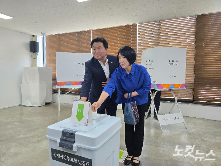 임병택 시흥시장과 부인 김보영씨가 29일 거북섬동 행정복지센터에서 제21대 대통령선거 사전투표를 마쳤다. 박창주 기자
