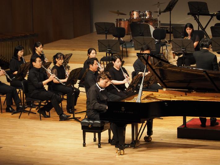 서귀포관악단과 협연하는 김유환 발달장애인 피아니스트. 진영순 집사 제공