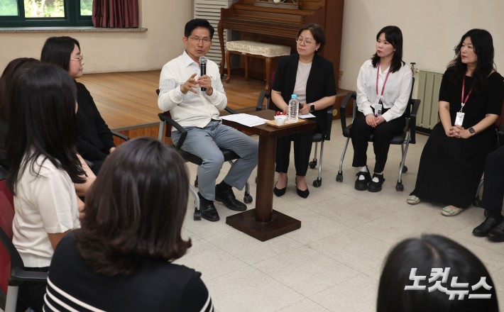김문수 국민의힘 대선후보가 29일 경기도 안산시 단원구 초지종합사회복지관을 방문해 사회복지사들과 간담회를 하고 있다.