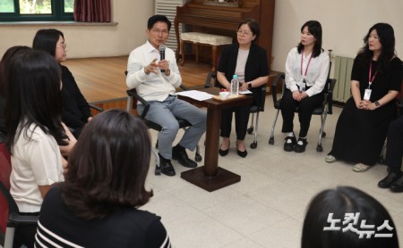 김문수 국민의힘 대선후보가 29일 경기도 안산시 단원구 초지종합사회복지관을 방문해 사회복지사들과 간담회를 하고 있다.