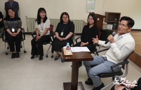 김문수 국민의힘 대선후보가 29일 경기도 안산시 단원구 초지종합사회복지관을 방문해 사회복지사들과 간담회를 하고 있다.