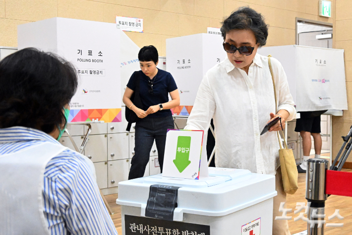 제21대 대통령선거 사전투표가 시작된 29일 오전 서울 마포구 용강동주민센터에 마련된 투표소에서 유권자들이 투표를 하고 있다. 윤창원 기자