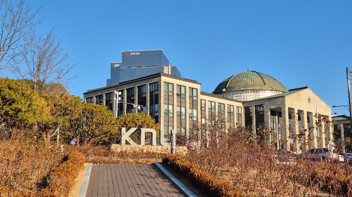 대구시 북구 산격동에 있는 경북대 캠퍼스 보이는 건물은 본관이다. 이재기 기자 