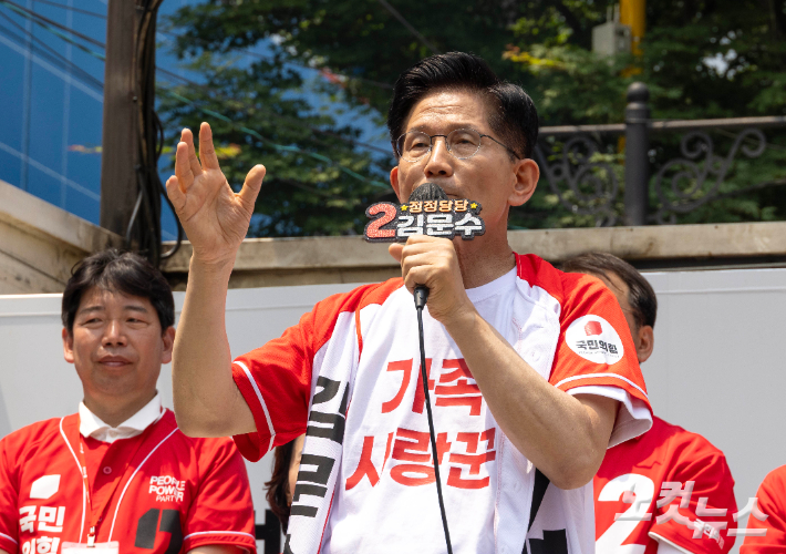 김문수 국민의힘 대선 후보가 29일 오전 인천 부평 문화의거리에서 열린  "대역전의 서막, 인천" 부평구·서구·계양구 집중 유세에서 지지를 호소하고 있다. 황진환 기자
