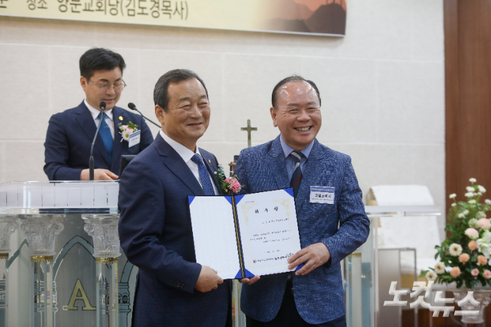 대표회장 김도경 목사가 각 지역 및 기관 위원장을 위촉하고 있다.