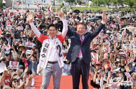 김문수 국민의힘 대선 후보가 29일 오후 경기도 안산시 단원구 안산문화광장에서 열린 유세에서 손학규 전 바른미래당 대표와 함께 지지를 호소하고 있다.