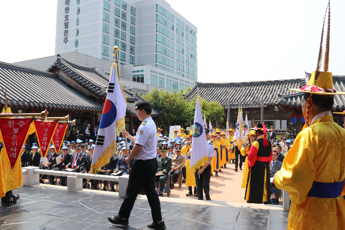 광주 금파공업고등학교 학생들로 구성된 기수단이 29일 전북 전주 대사습청에서 열린 '해외 파병용사의 날 위로연'에서 참전 부대기 퍼포먼스를 선보였다. 광주지방보훈청 제공