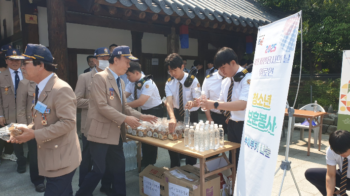 군 특성화 학교인 광주 금파공업고등학교 학생들이 29일 전북 전주 대사습청에서 열린 '해외 파병용사의 날 위로연'에서 직접 만든 수제쿠키를 참전용사들에게 제공하고 있다. 광주지방보훈청 제공