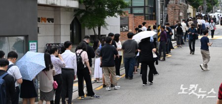 제21대 대통령 선거 사전 투표 첫날인 29일 오후 서울 종로구 사직동 주민센터에 마련된 사전투표소에서 유권자들이 투표를 하기 위해 길게 줄을 서고 있다. 오후 5시 현재 전국 평균 투표율은 역대 최고 수준인 17.51%로 집계됐다.