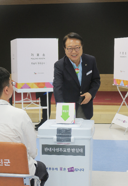 손병복 울진군수가 사전투표를 하고 있다. 울진군 제공