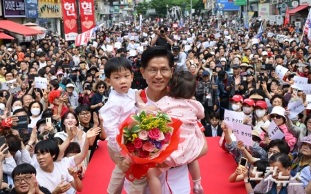 김문수 국민의힘 대선 후보가 29일 경기도 군포시 산본역 로데오거리 원형광장에서 열린 유세에서 어린이들을 안아주며 지지를 호소하고 있다.