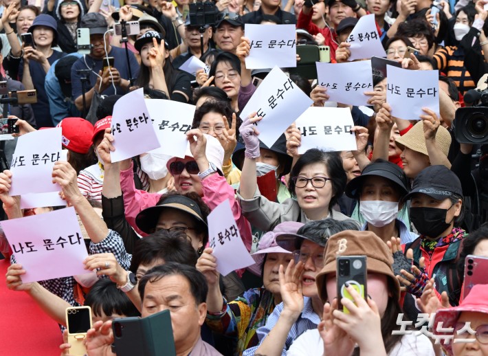 김문수 국민의힘 대선 후보가 29일 경기도 군포시 산본역 로데오거리 원형광장에서 열린 유세에서 지지를 호소하는 가운데 지지자들이 손피켓을 들고 있다.