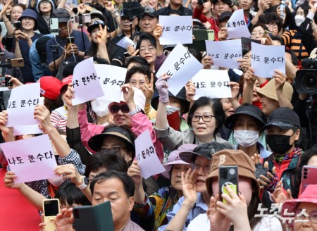 김문수 국민의힘 대선 후보가 29일 경기도 군포시 산본역 로데오거리 원형광장에서 열린 유세에서 지지를 호소하는 가운데 지지자들이 손피켓을 들고 있다.