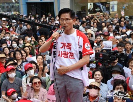 김문수 국민의힘 대선 후보가 29일 경기도 군포시 산본역 로데오거리 원형광장에서 열린 유세에서 지지를 호소하고 있다.