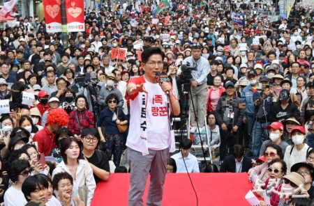 김문수 국민의힘 대선 후보가 29일 경기도 군포시 산본역 로데오거리 원형광장에서 열린 유세에서 지지를 호소하고 있다.