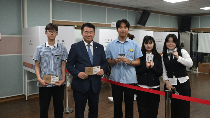 이정선 광주시교육감이 29일 광주 화정2동 행정복지센터에 마련된 투표소에서 광덕고 하유성 학생회 부회장, 광주고등의회 최장우 의장, 광주여고 노명선 학생회장, 광주여고 김지연 학생과 함께 투표 후 기념촬영을 하고 있다. 광주시교육청 제공