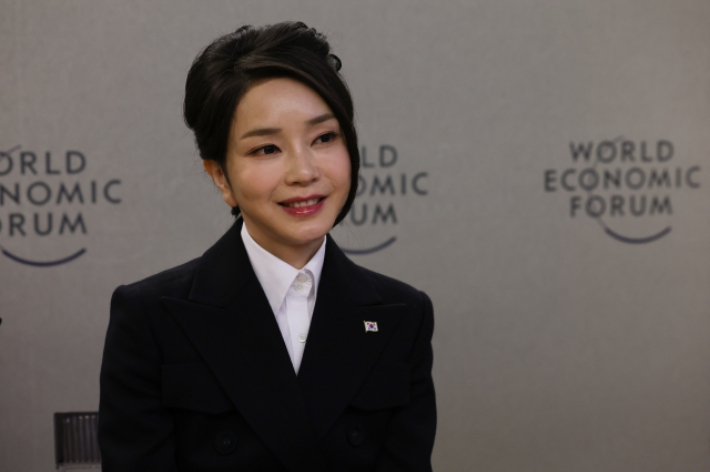 '샤넬 동행' 21그램측, 추가금 결제 정황…檢, 김건희 비서 USB 확보
