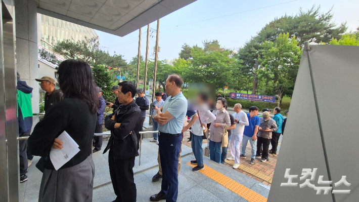 제21대 대선 사전투표가 시작됐다. 전주시 완산구 서신동 서신동주민센터 1층 회의실에 마련된 사전투표소 앞에 새벽부터 유권자들이 대기했다. 심동훈 기자 