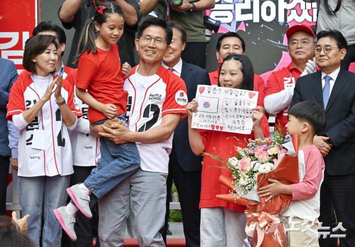 김문수 국민의힘 대통령 후보가 29일 경기 안양시 동안구 평촌1번가 문화의거리에서 열린 대역전의 서막, 안양 집중유세에서 어린이들에게 꽃다발을 전달 받고 있다.