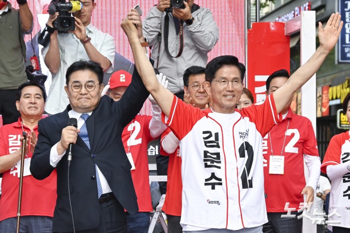 전병헌 새미래민주당 대표가 29일 경기 안양시 동안구 평촌1번가 문화의거리에서 열린 김문수 국민의힘 대통령 후보 대역전의 서막, 안양 집중유세에서 김 후보 지지 선언을 하고 있다.