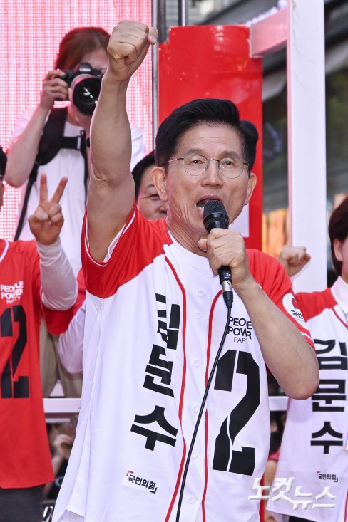 김문수 국민의힘 대통령 후보가 29일 경기 안양시 동안구 평촌1번가 문화의거리에서 열린 대역전의 서막, 안양 집중유세에서 시민들에게 지지를 호소하고 있다.