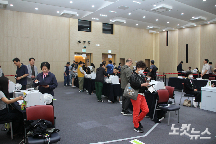 29일 오전 울산 남구 삼산동 남구청 6층 삼산동사전투표소에 유권자들의 발길이 이어졌다. 반웅규 기자