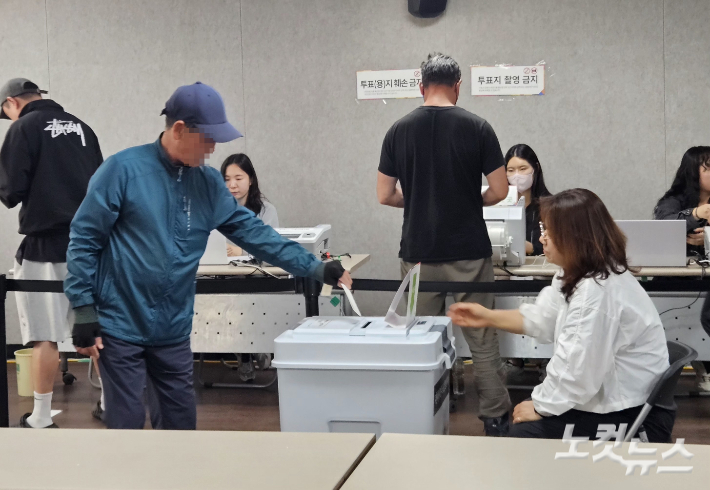 제21대 대선 사전투표가 진행 중인 부산 대연4동 사전투표소 모습. 김혜민 기자