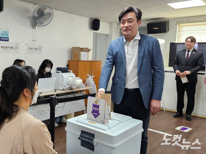 제21대 대선 사전투표 첫날인 29일 오전 10시 부산 대연4동 사전투표소에서 정동만 국민의힘 부산선거대책위원회 총괄선거대책본부장이 사전투표에 참여하고 있다. 김혜민 기자