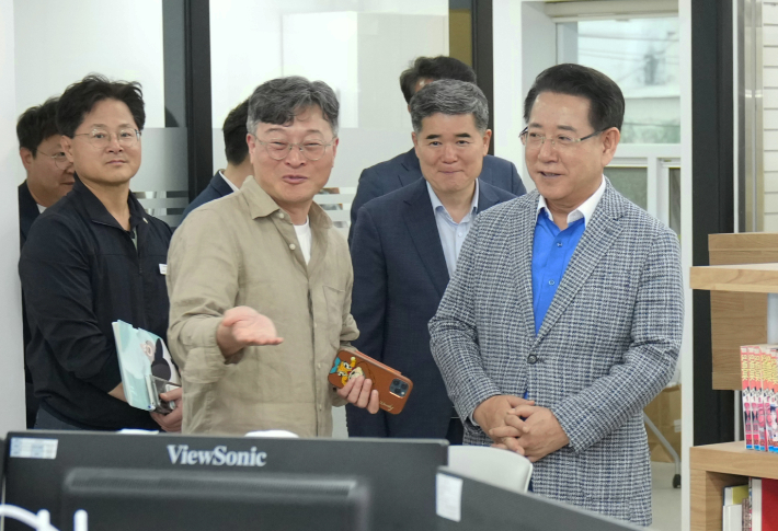 김영록 전라남도지사가 29일 순천 글로벌웹툰센터를 방문, 기업 관계자들과 간담회를 하고 있다. 전라남도 제공 