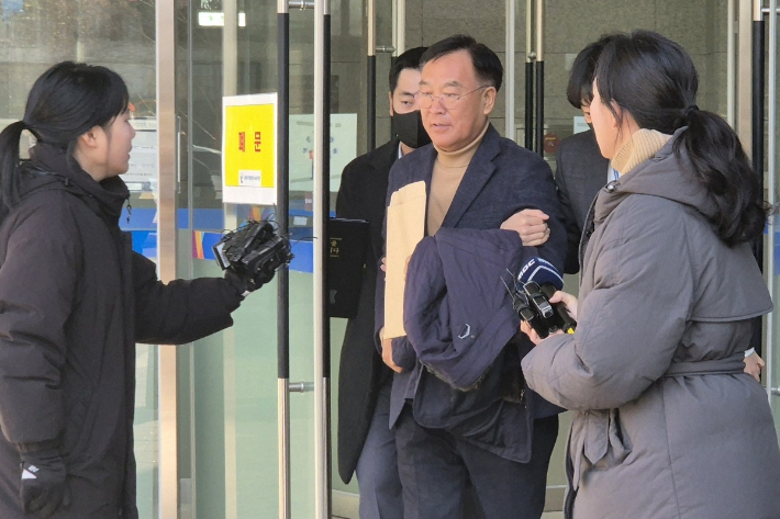 女민원인 강제추행·뇌물수수 혐의 김진하 양양군수 징역 6년 구형