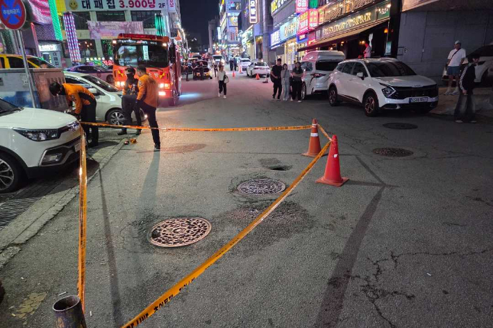 지난 29일 오후 9시 34분쯤 강원 원주시 단계동의 한 도로에서 지름 30㎝ 크기의 싱크홀이 발생했다. 강원소방본부 제공