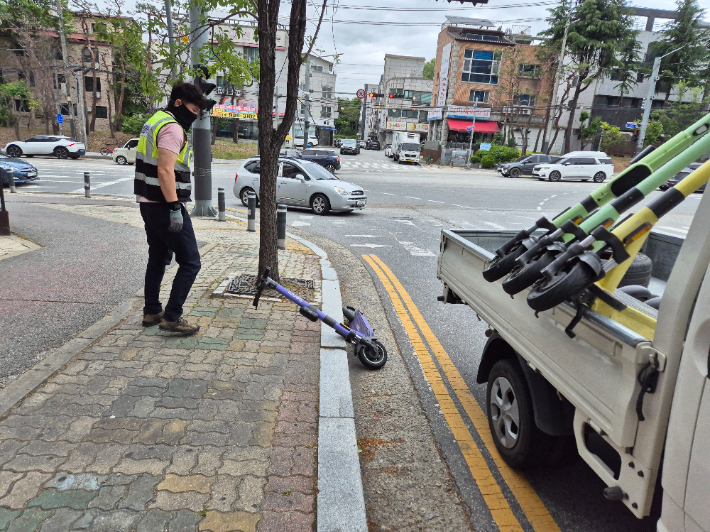 거리에 방치돼 있는 전동킥보드. 천안시 제공