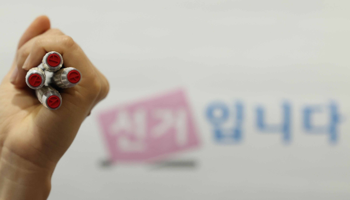 사전투표소에서 "부정선거" 고함치고 사무원 멱살잡이