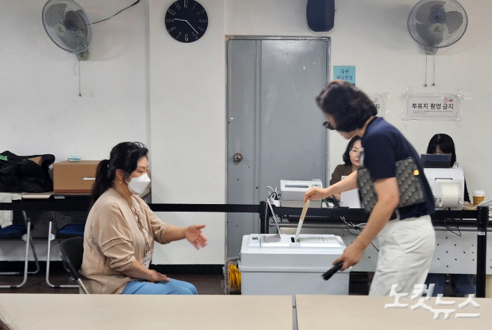제21대 대선 사전투표 첫날인 29일 오전 부산 대연4동 사전투표소 모습. 김혜민 기자