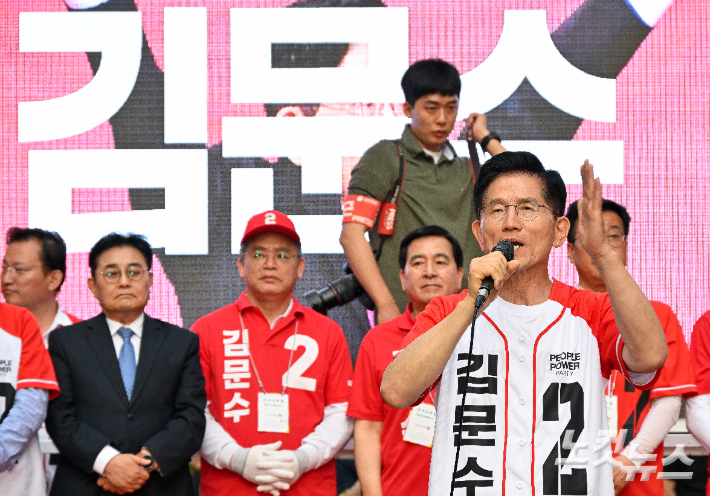 김문수 국민의힘 대선 후보가 29일 경기 안양시 동안구 평촌1번가 문화의거리에서 열린 대역전의 서막, 안양 집중유세에서 시민들에게 지지를 호소하고 있다. 황진환 기자
