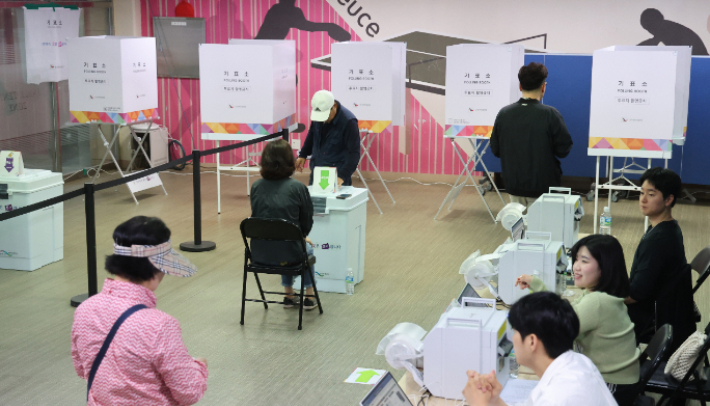 [속보]11시 사전투표율 24.55%…지난 대선보다 1.19%p↑