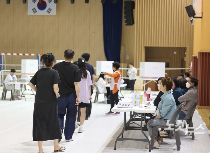 [속보]정오 사전투표율 25.79%…지난 대선보다 0.6%p↑