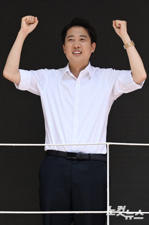 이준석 개혁신당 대선 후보가 30일 서울 마포구 경의선숲 유세에서 손을 들어 인사를 하고 있다.