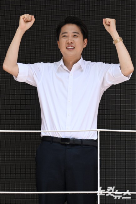 이준석 개혁신당 대선 후보가 30일 서울 마포구 경의선숲 유세에서 손을 들어 인사를 하고 있다.