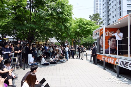 이준석 개혁신당 대선 후보가 30일 서울 마포구 경의선숲 유세에서 지지를 호소하고 있다.