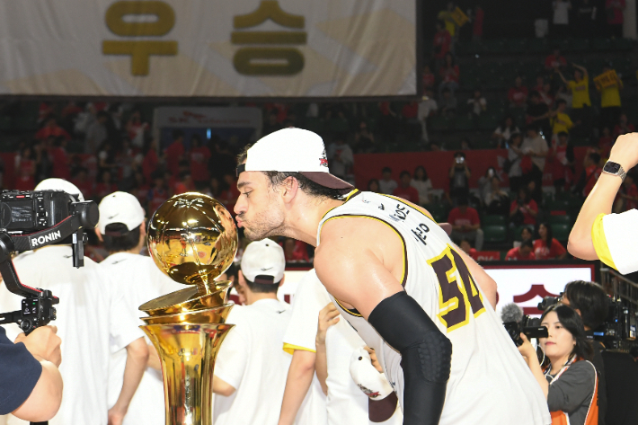 LG와 재계약한 '파라오' 마레이…창단 첫 우승 이어 2연패 도전