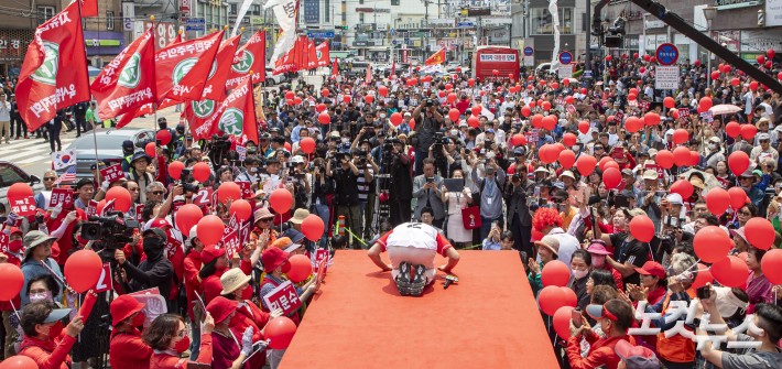 김문수 국민의힘 대선 후보가 30일 경기도 이천시산림조합 앞 중리사거리에서 열린 유세에서 큰절을 하고 있다.
