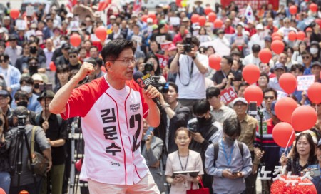 김문수 국민의힘 대선 후보가 30일 경기도 이천시산림조합 앞 중리사거리에서 열린 유세에서 지지를 호소하고 있다.
