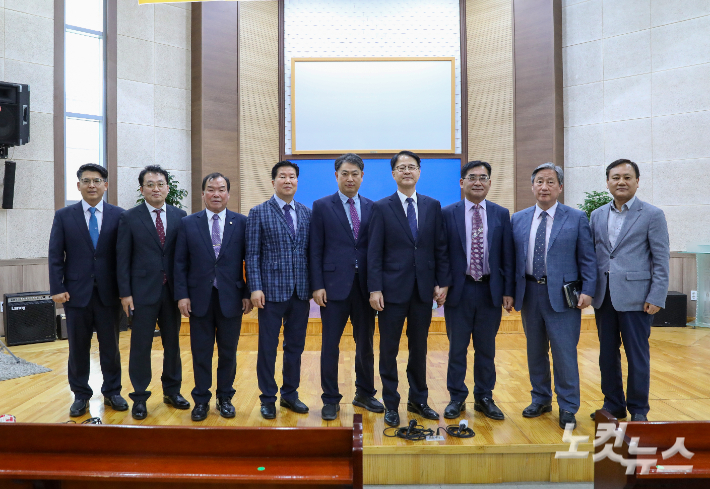 군산시장로교회연합회 제23회 정기총회 참석자들이 기념 촬영을 하고 있다.