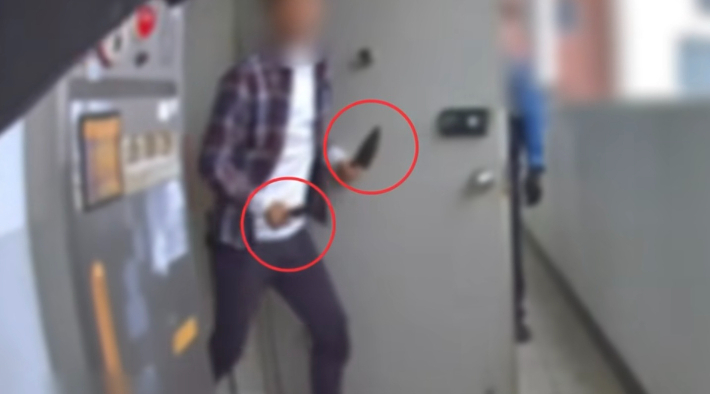 양손에 흉기 들고 아파트 배회하다 경찰에 달려든 50대 구속 송치