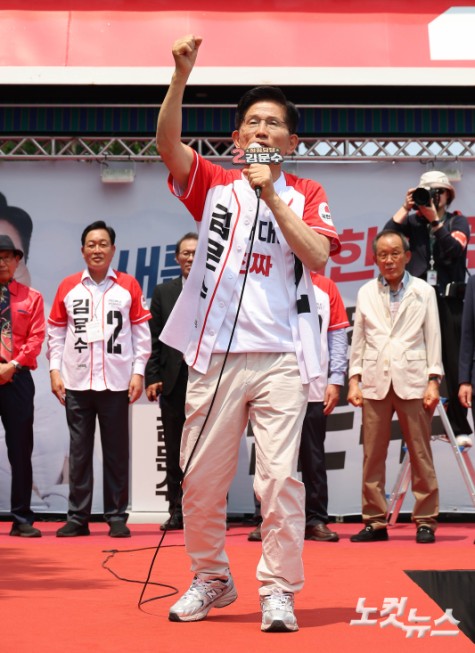 김문수 국민의힘 대선 후보가 30일 오후 경기도 여주시청 앞에서 열린 유세에서 지지를 호소하고 있다.